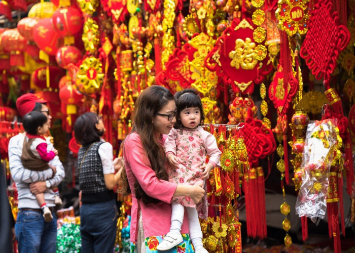 Màu đỏ ngày Tết ngập tràn khắp nơi